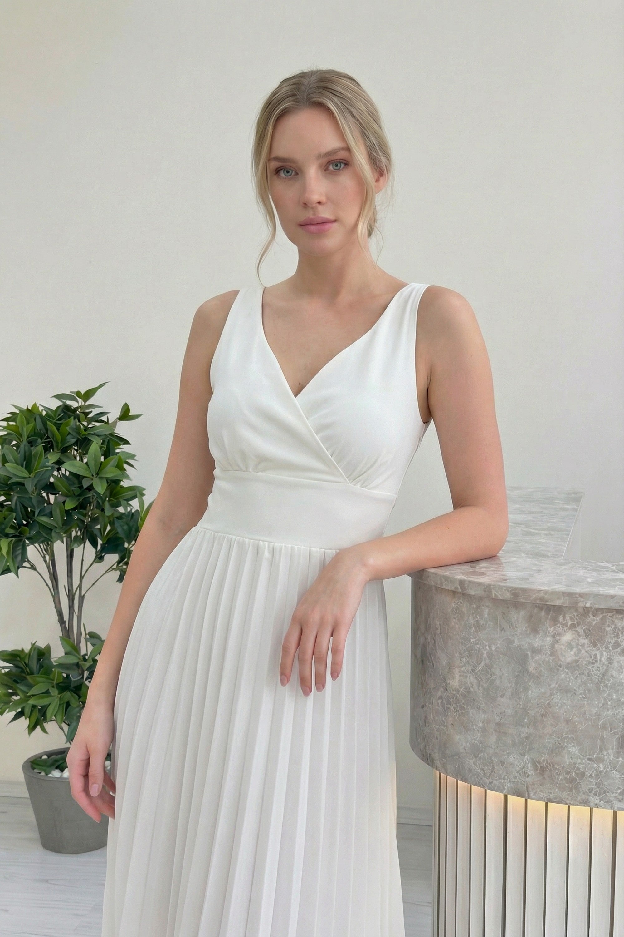 Beyaz V Yaka Pileli Midi Boy Elbise