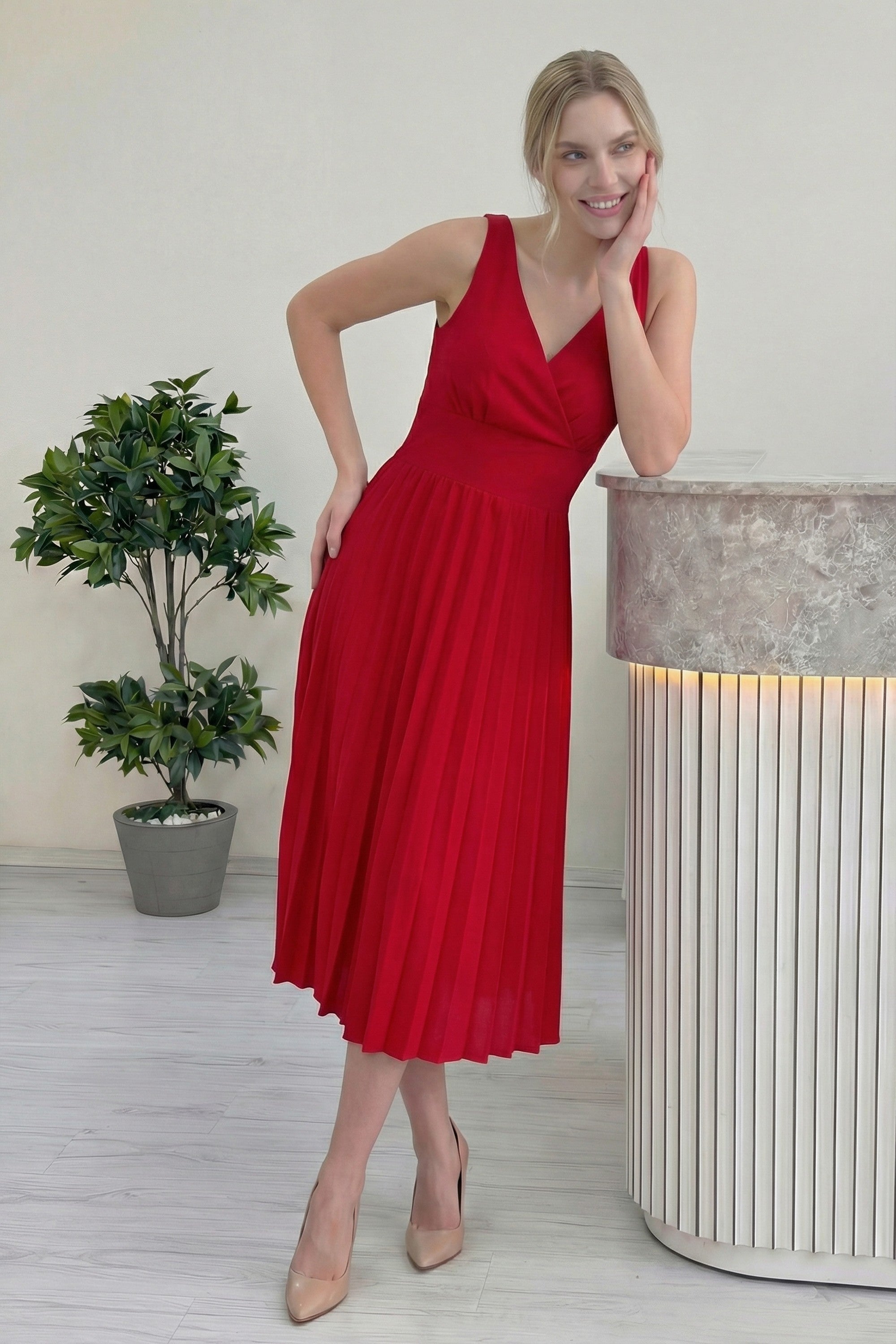 Kırmızı V Yaka Pileli Midi Boy Elbise 
