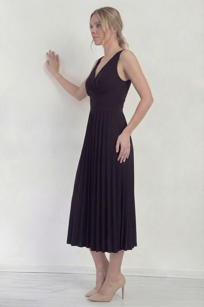 Siyah V Yaka Pileli Midi Boy Elbise
