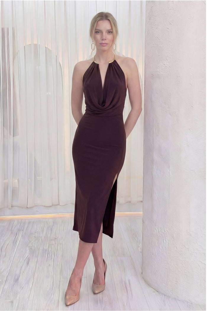 Kahverengi Gold Aksesuarlı Degaje Yaka Yırtmaçlı Midi Boy Elbise 