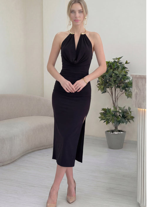 Siyah Gold Aksesuarlı Degaje Yaka Yırtmaçlı Midi Boy Elbise