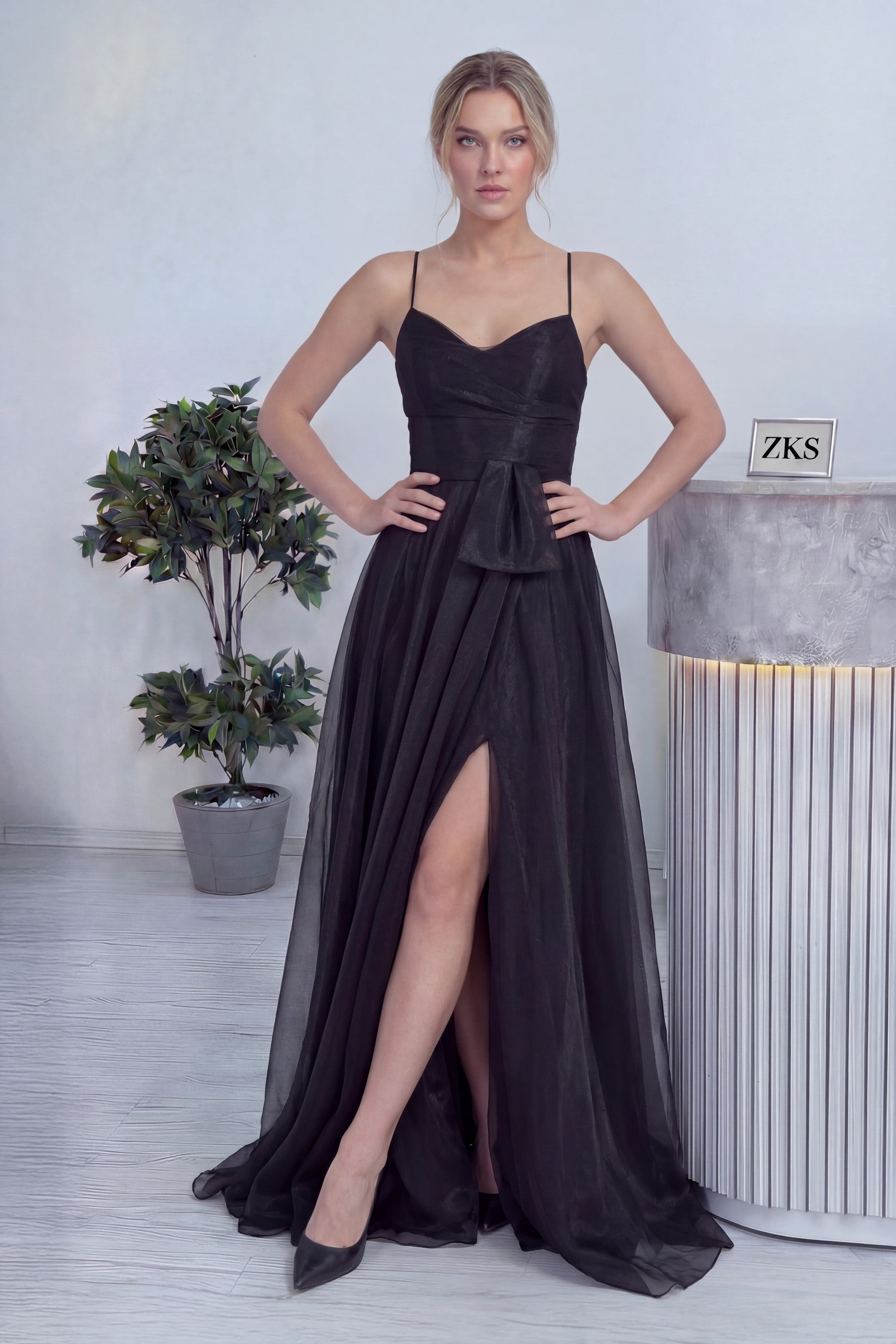 Kadın Siyah Askılı Yırtmaçlı Abiye Elbise