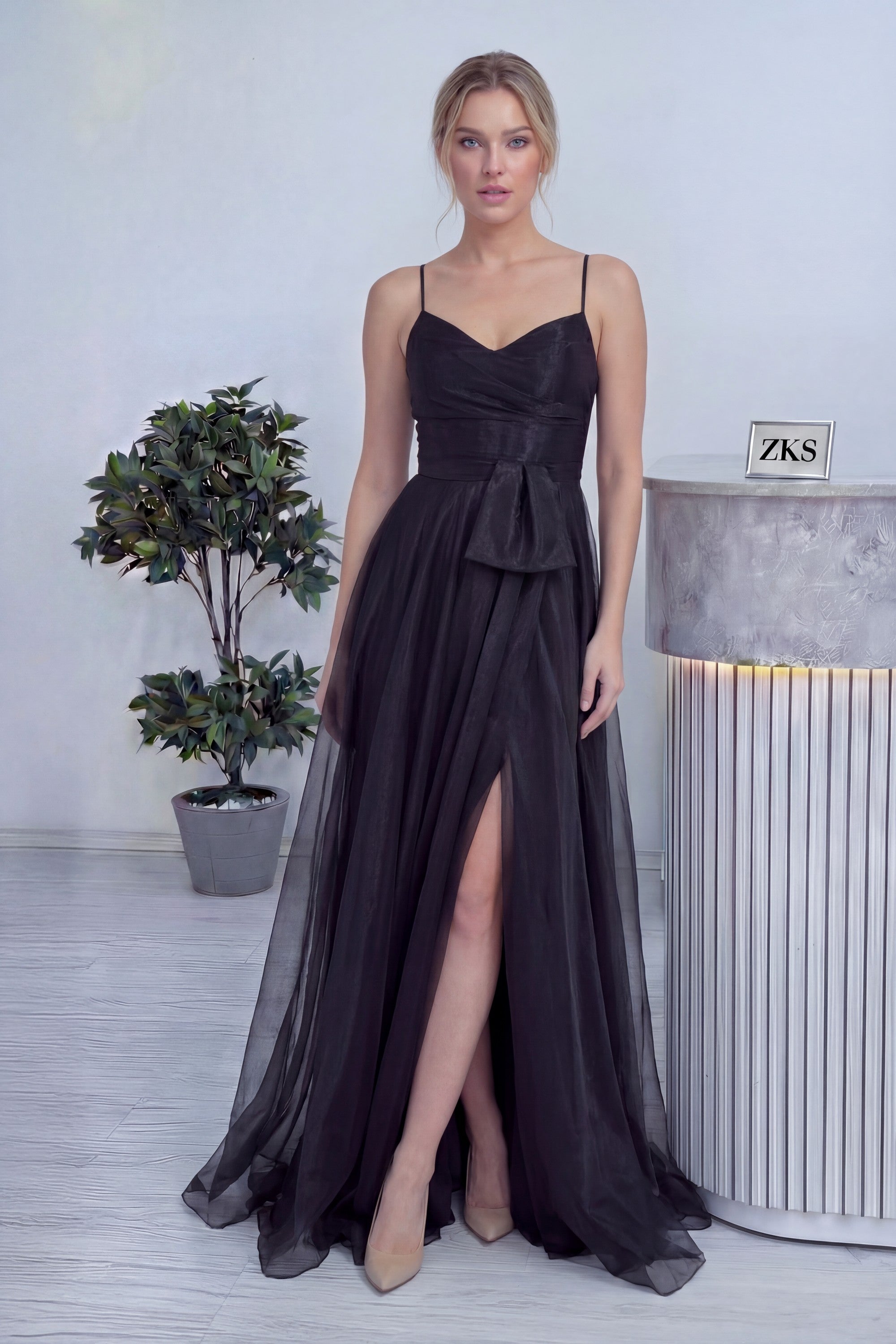 Kadın Siyah Askılı Yırtmaçlı Abiye Elbise