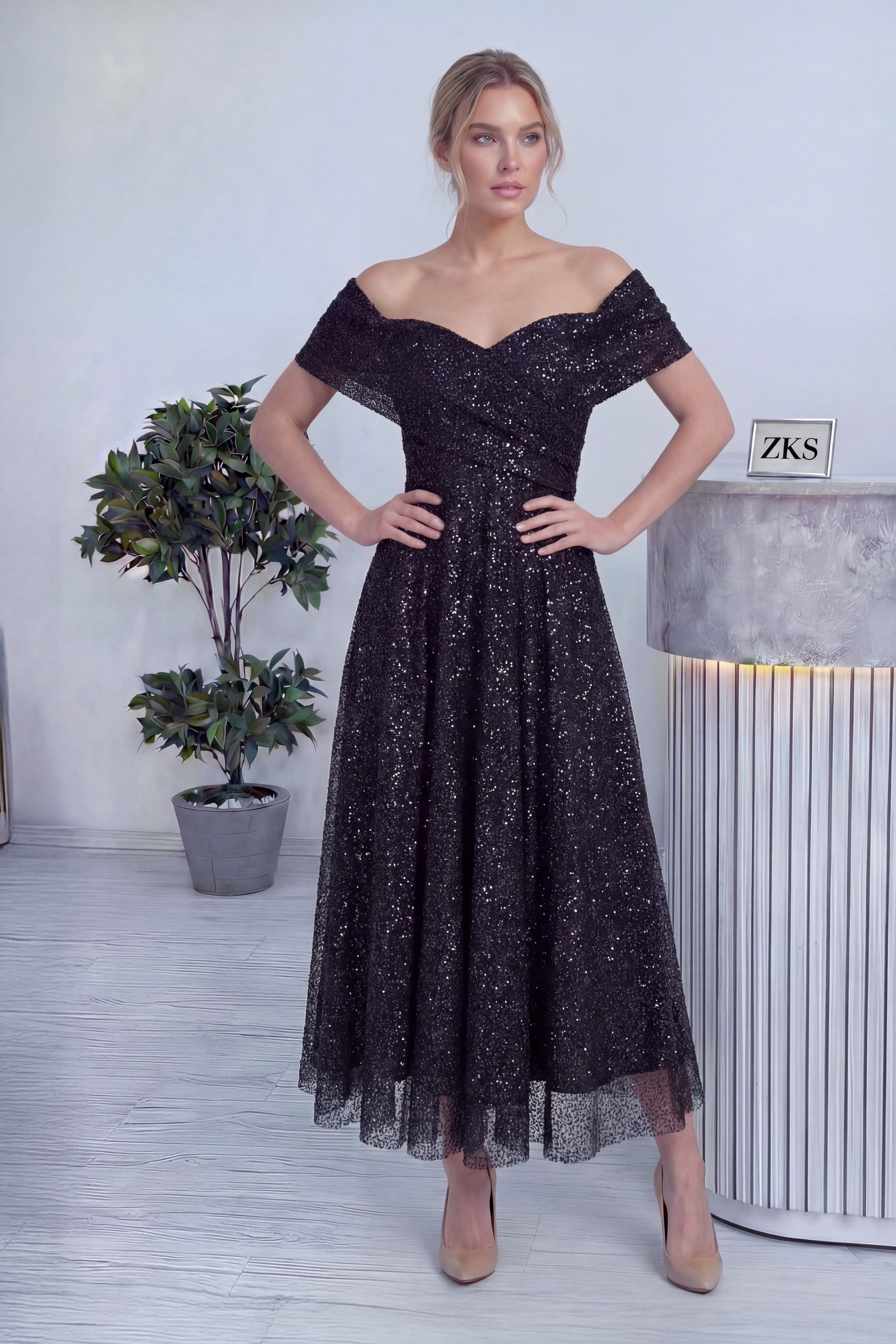 Siyah Düşük Omuz Pullu Midi Boy Abiye Elbise