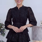 Siyah Çiçek Desenli Kat Kat Volanlı Kuşaklı Elbise