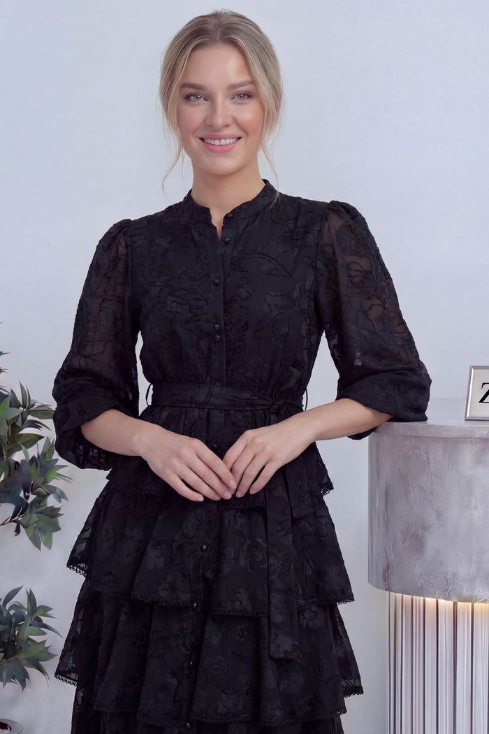 Siyah Çiçek Desenli Kat Kat Volanlı Kuşaklı Elbise