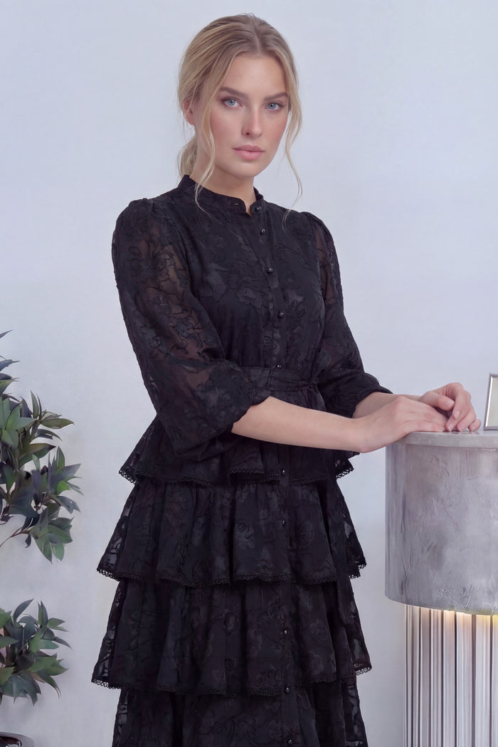 Siyah Çiçek Desenli Kat Kat Volanlı Kuşaklı Elbise