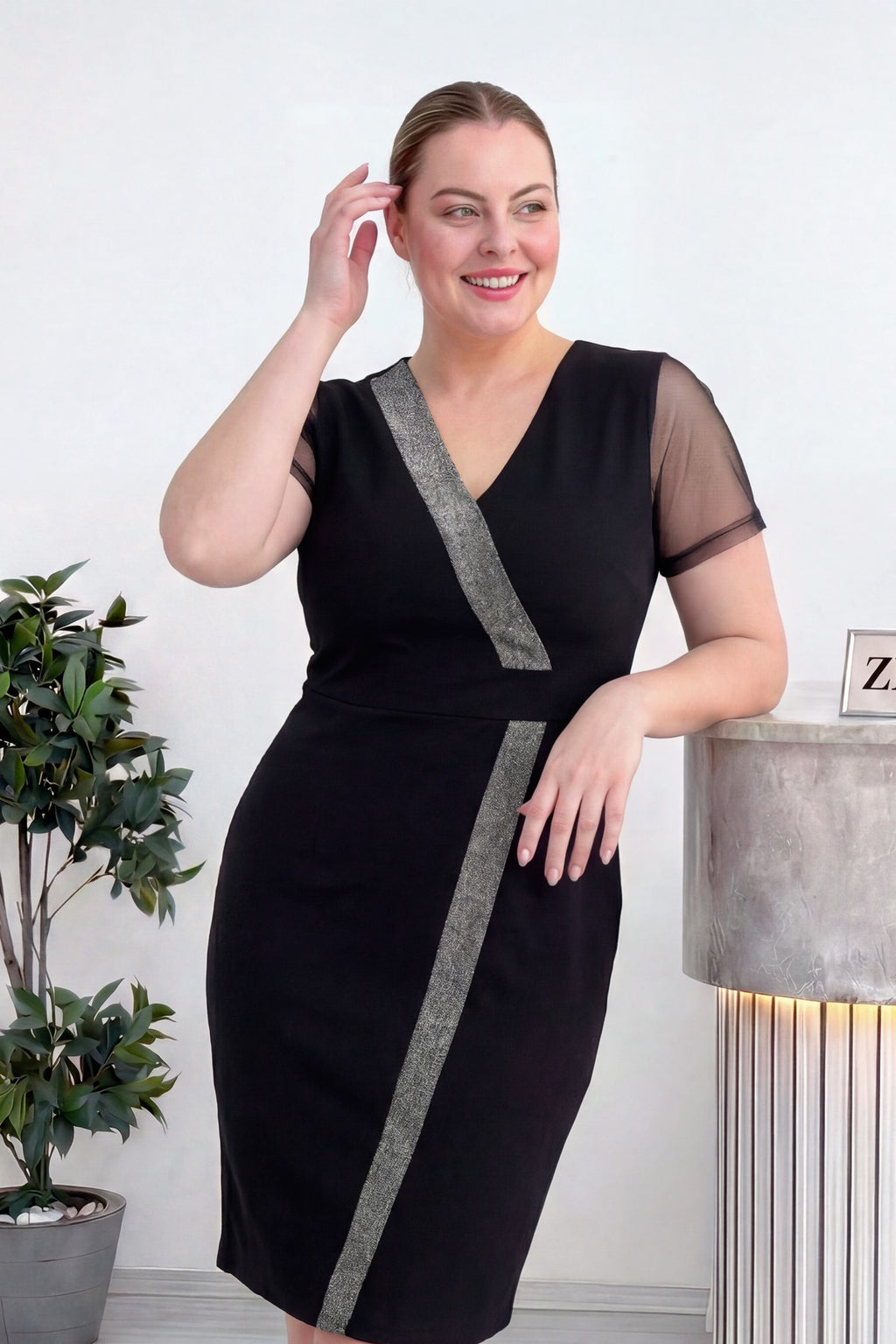 Siyah Kruvaze Yaka Sim Şeritli Büyük Beden Abiye Elbise