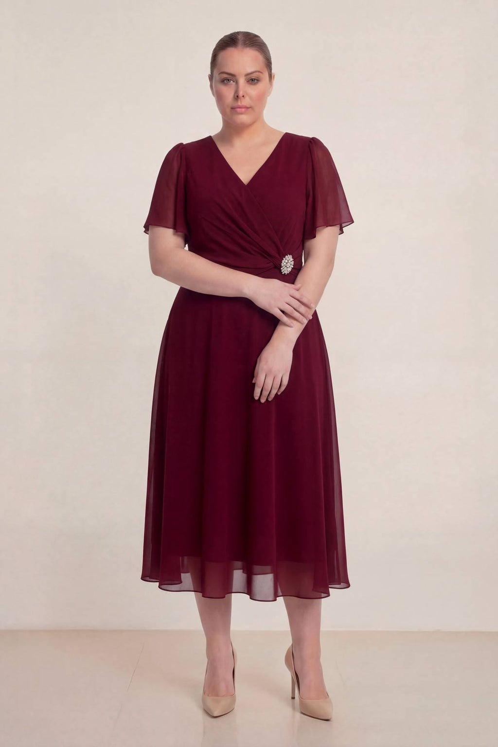 Büyük Beden Bordo Şifon Midi Abiye – Kruvaze Broş Detaylı
