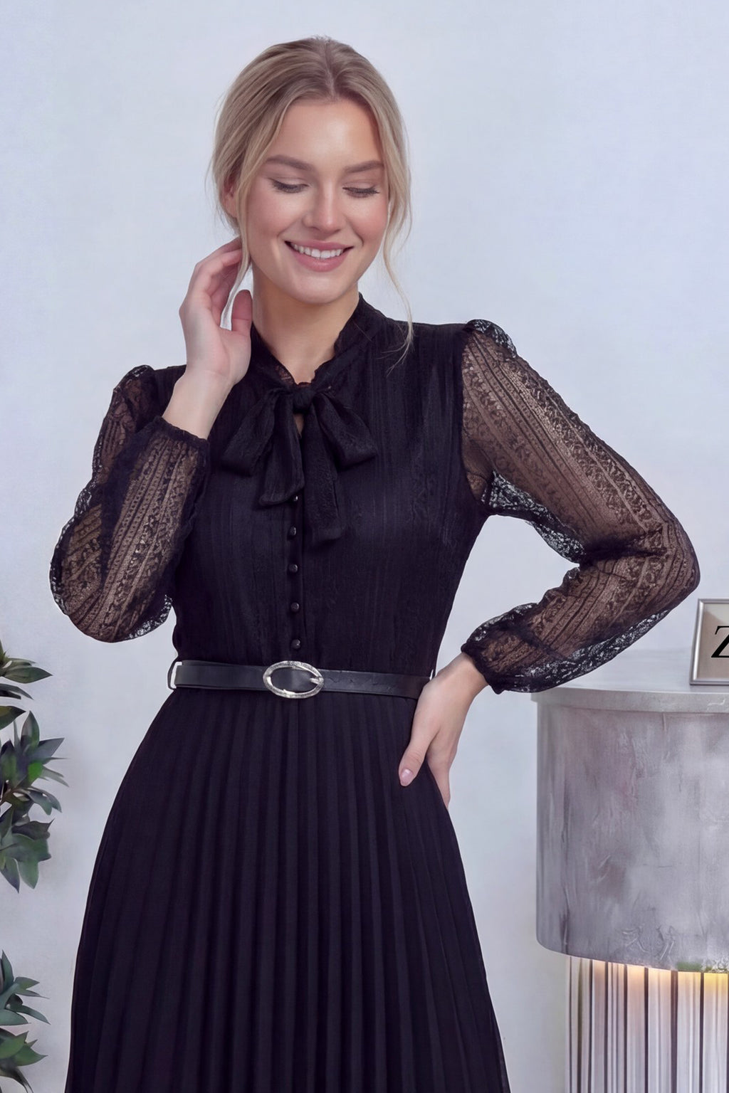 Siyah Boyundan Bağlamalı Fransız Güpür Piliseli Abiye Elbise