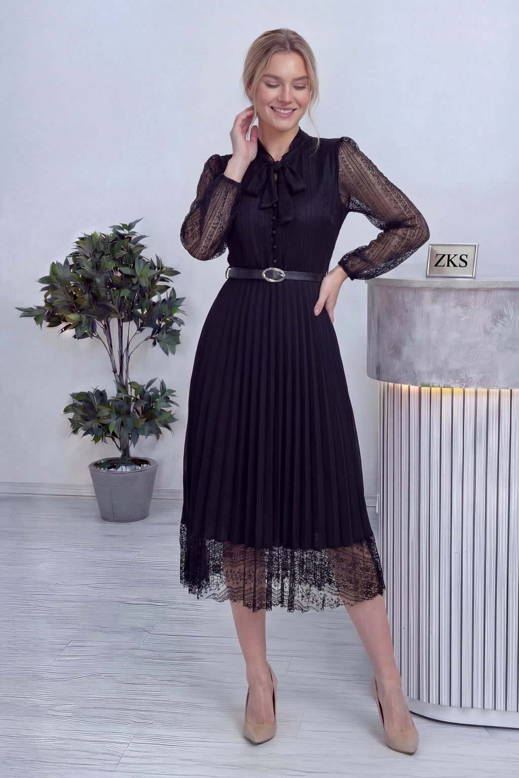 Siyah Boyundan Bağlamalı Fransız Güpür Piliseli Abiye Elbise