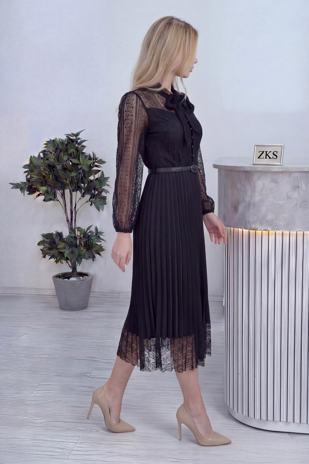 Siyah Boyundan Bağlamalı Fransız Güpür Piliseli Abiye Elbise