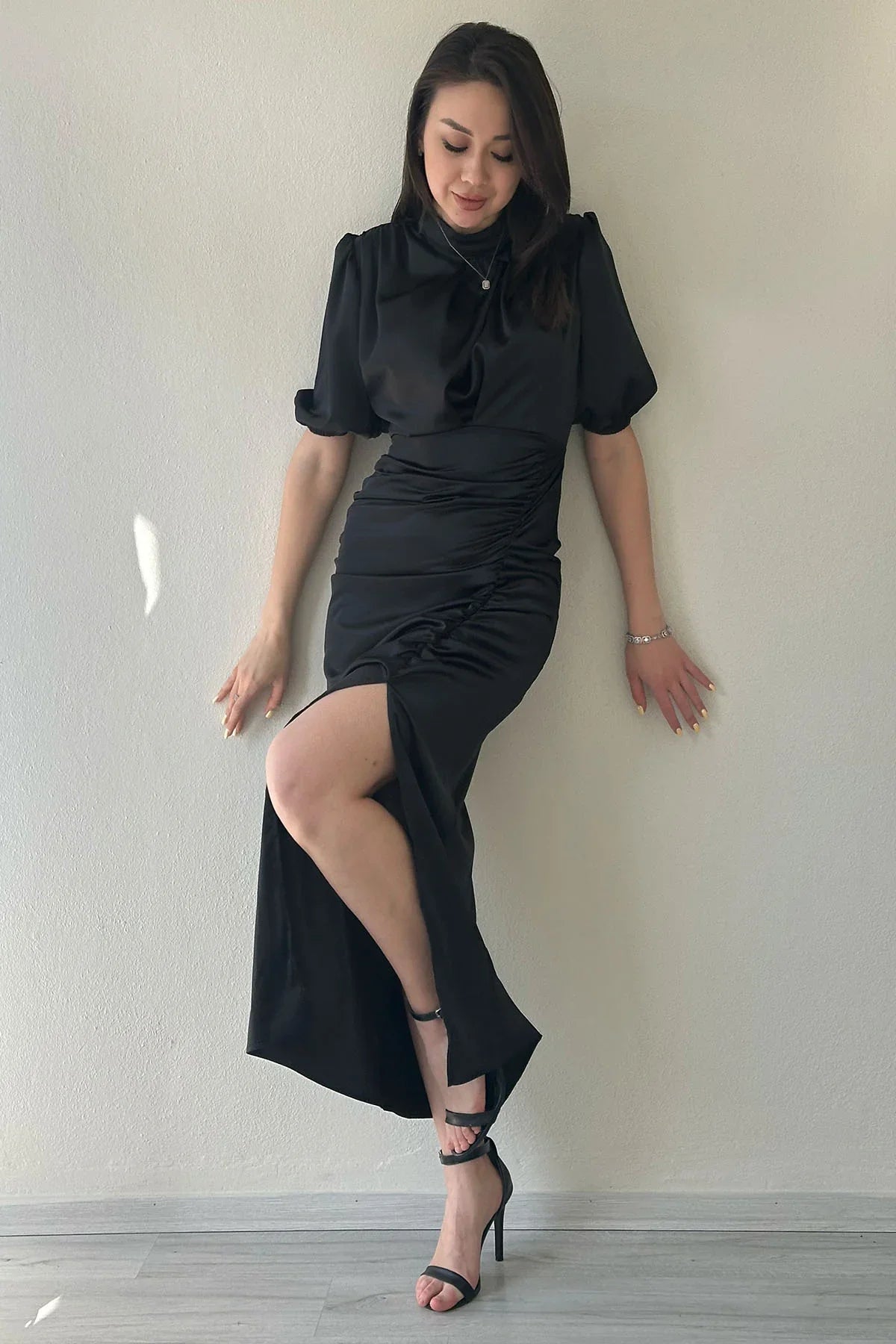 Kadın Saten Balon Kol Drapeli Yırtmaç Detaylı Abiye Elbise-Siyah