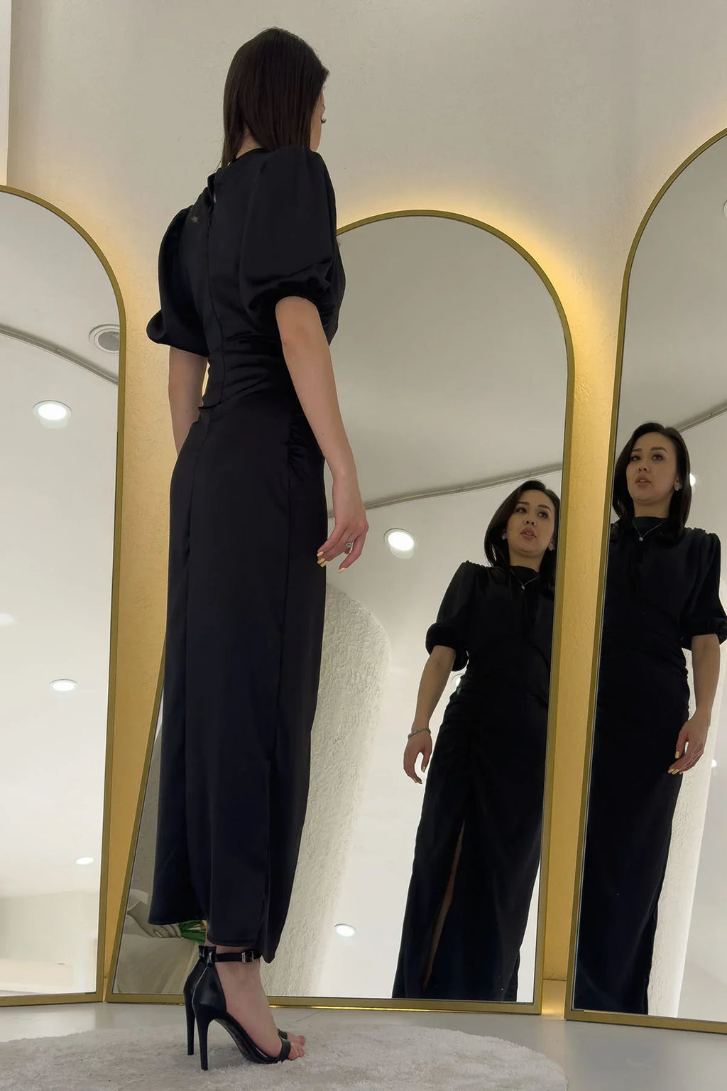 Kadın Saten Balon Kol Drapeli Yırtmaç Detaylı Abiye Elbise-Siyah