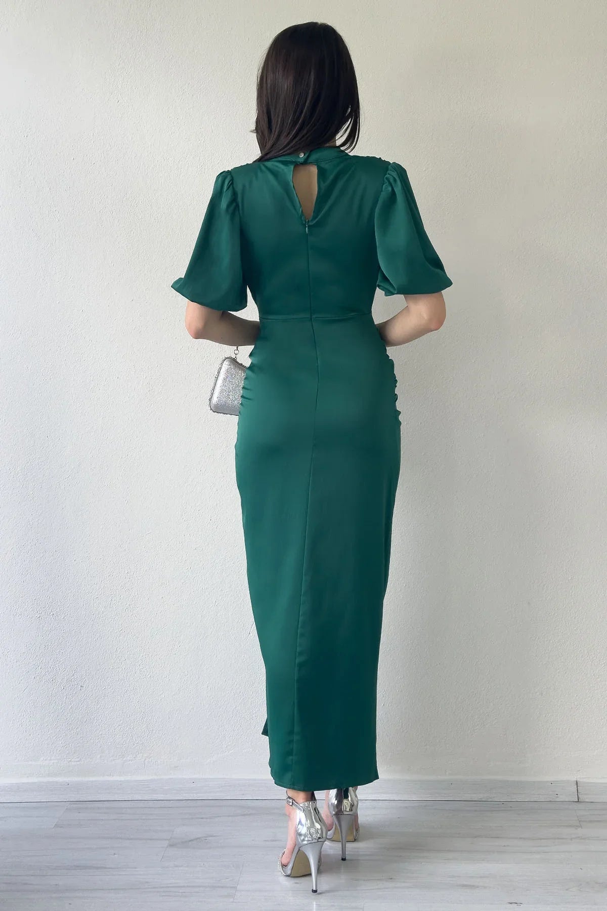 Kadın Saten Balon Kol Drapeli Yırtmaç Detaylı Abiye Elbise-Zümrüt Yeşili