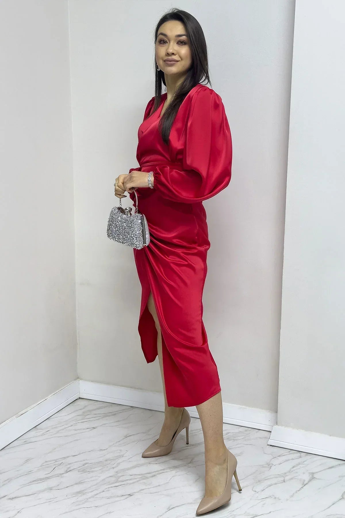 Kırmızı Kadın Saten Kruvaze Drapeli Yırtmaç Detaylı Balon Kol Büyük Beden Elbise

