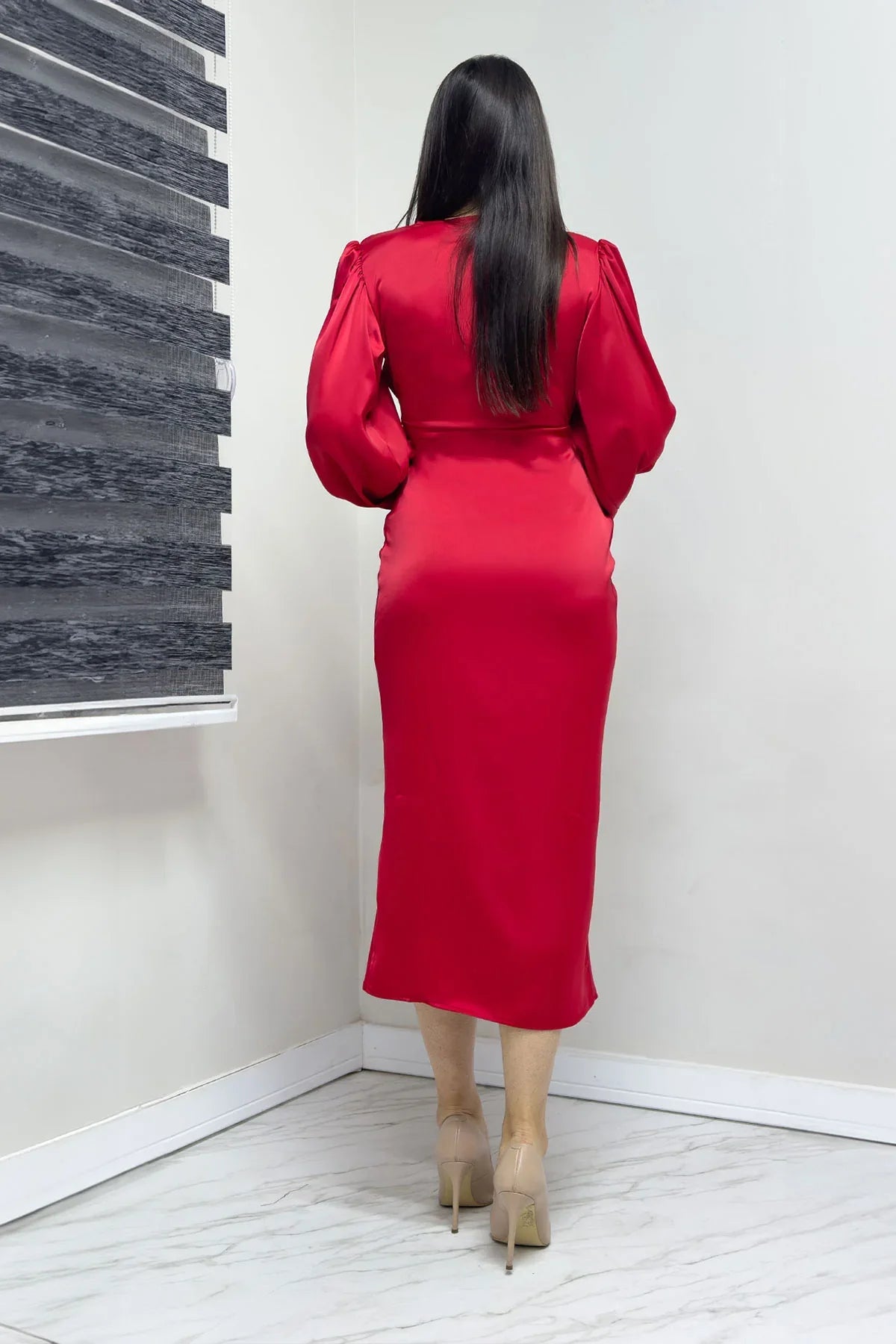 Kırmızı Kadın Saten Kruvaze Drapeli Yırtmaç Detaylı Balon Kol Büyük Beden Elbise

