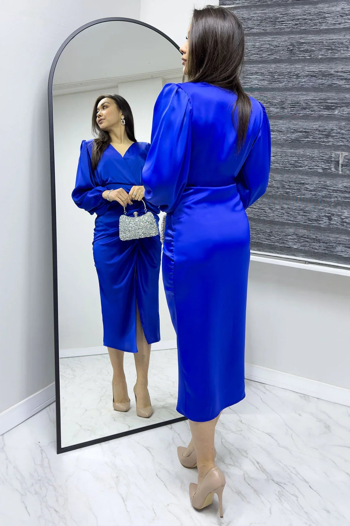 Saks Kadın Saten Kruvaze Drapeli Yırtmaç Detaylı Balon Kol Büyük Beden Elbise

