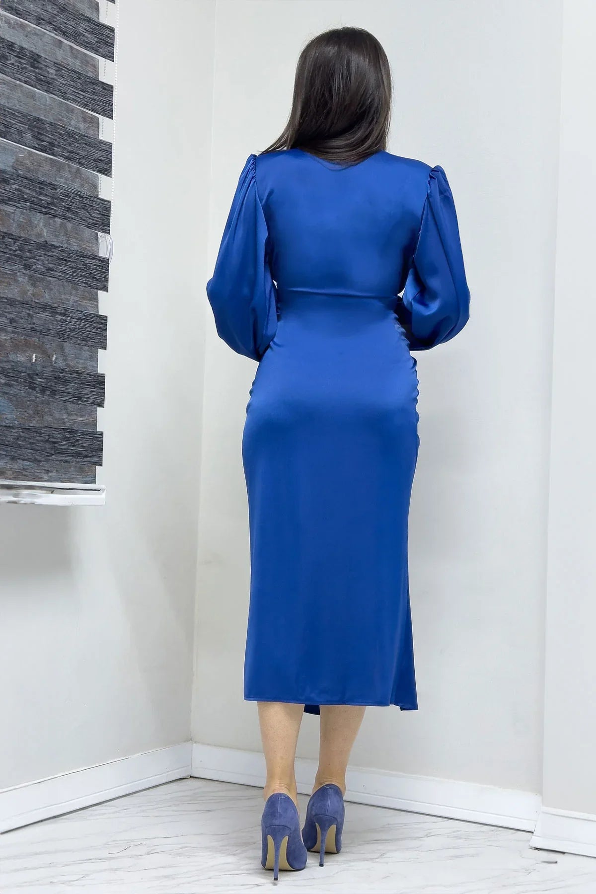 İndigo Kadın Kruvaze Saten Drapeli Yırtmaç Detaylı Balon Kol Büyük Beden Elbise

