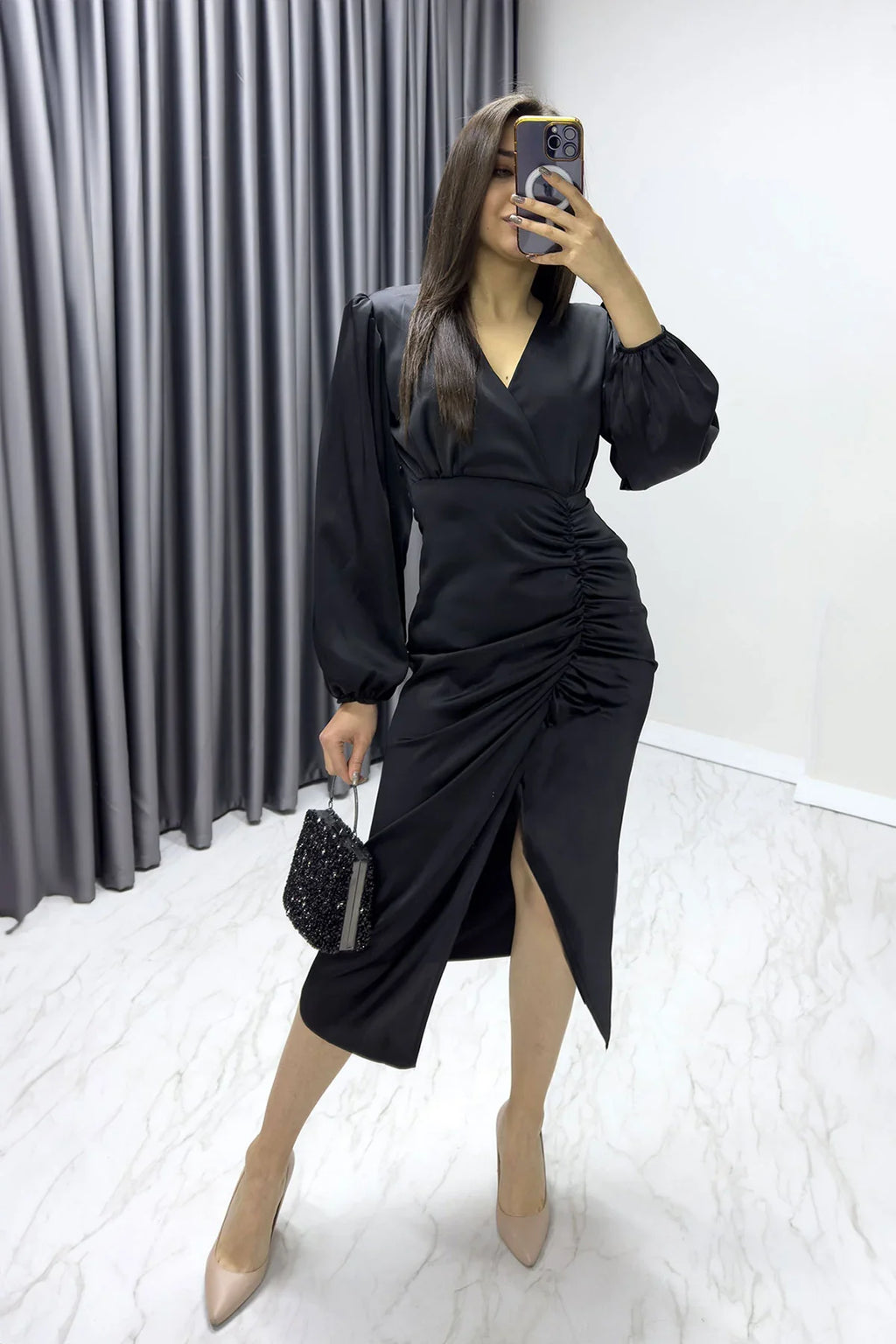 Siyah Kadın Saten Kruvaze Drapeli Yırtmaç Detaylı Balon Kol Büyük Beden Elbise

