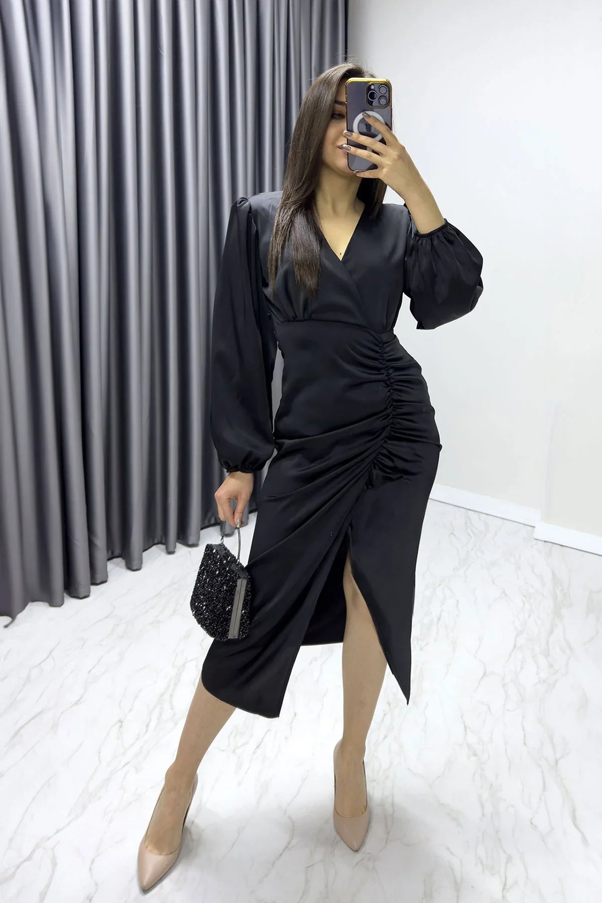 Siyah Kadın Saten Kruvaze Drapeli Yırtmaç Detaylı Balon Kol Büyük Beden Elbise

