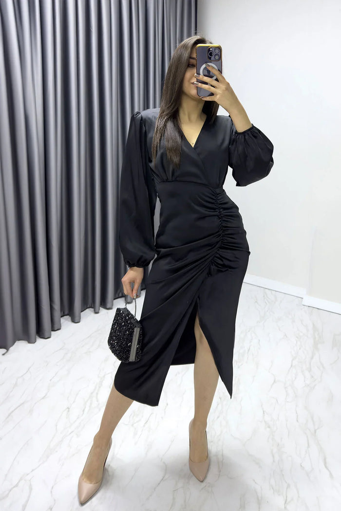 Siyah Kadın Saten Kruvaze Drapeli Yırtmaç Detaylı Balon Kol Büyük Beden Elbise

