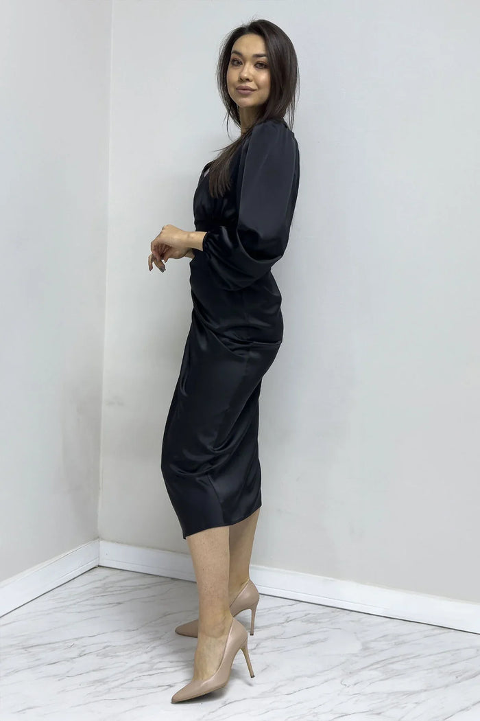 Siyah Kadın Saten Kruvaze Drapeli Yırtmaç Detaylı Balon Kol Büyük Beden Elbise

