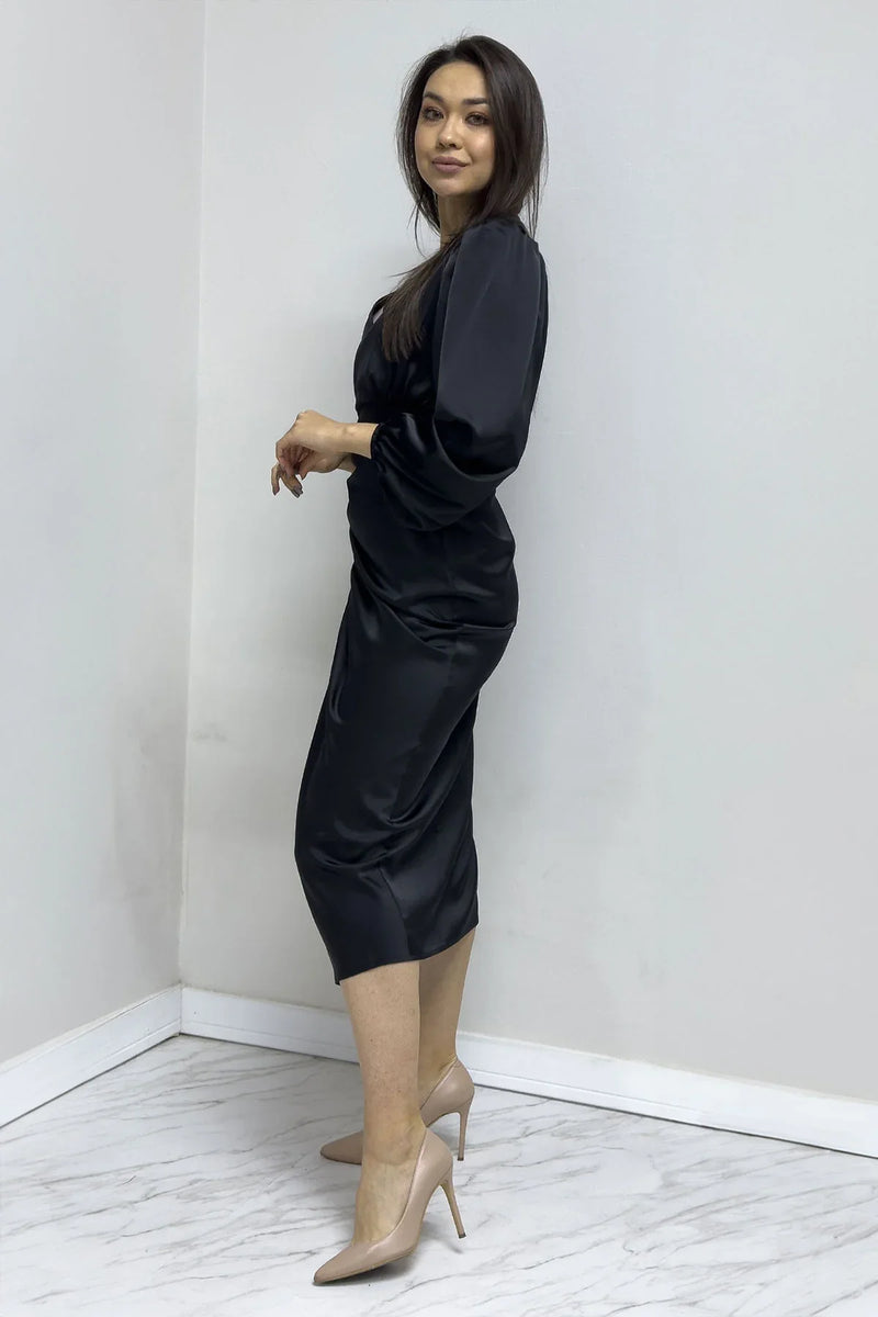 Siyah Kadın Saten Kruvaze Drapeli Yırtmaç Detaylı Balon Kol Büyük Beden Elbise

