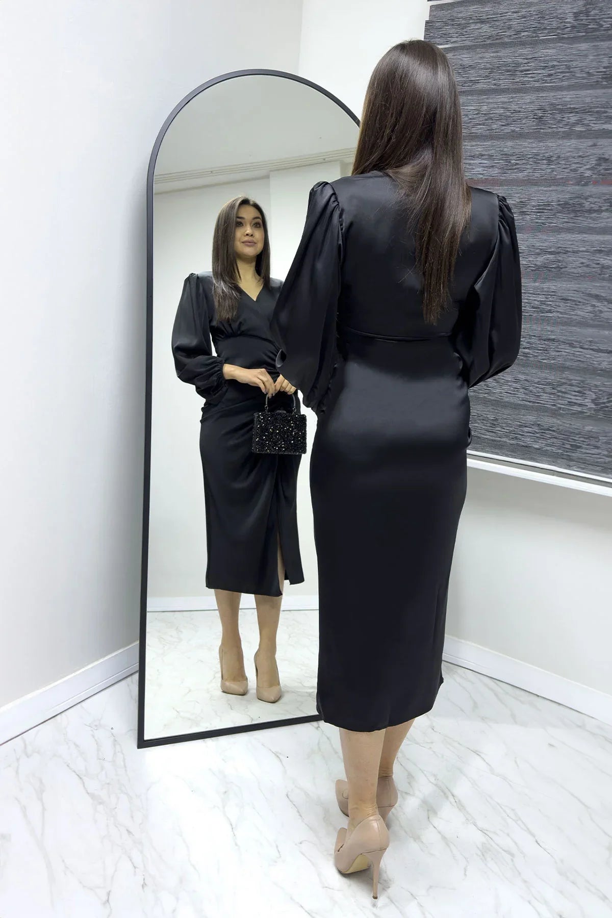 Siyah Kadın Saten Kruvaze Drapeli Yırtmaç Detaylı Balon Kol Büyük Beden Elbise

