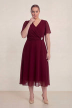 Büyük Beden Bordo Şifon Midi Abiye – Kruvaze Broş Detaylı