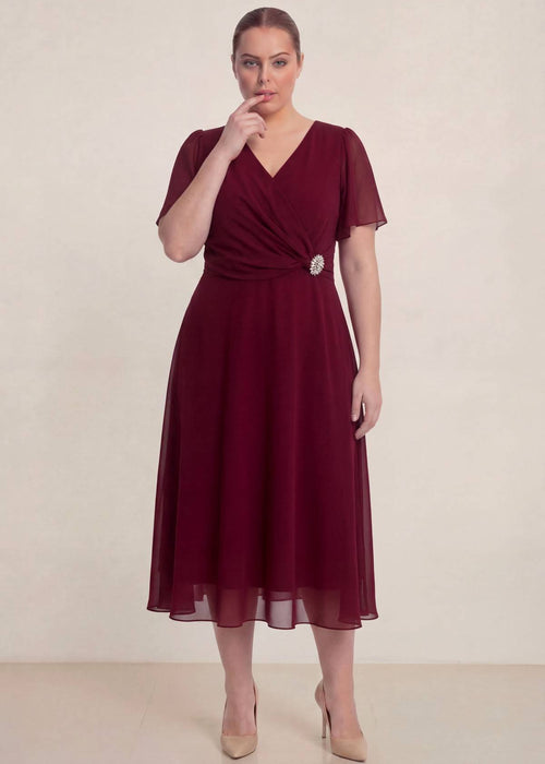 Büyük Beden Bordo Şifon Midi Abiye – Kruvaze Broş Detaylı