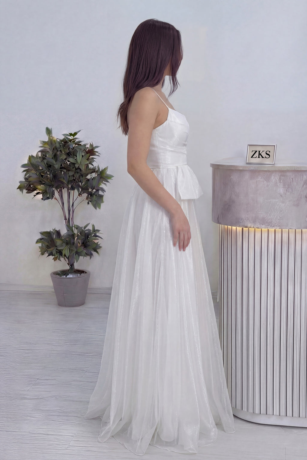 Kadın Beyaz yandan duruş fiyonk detay askılı nikah abiyesi