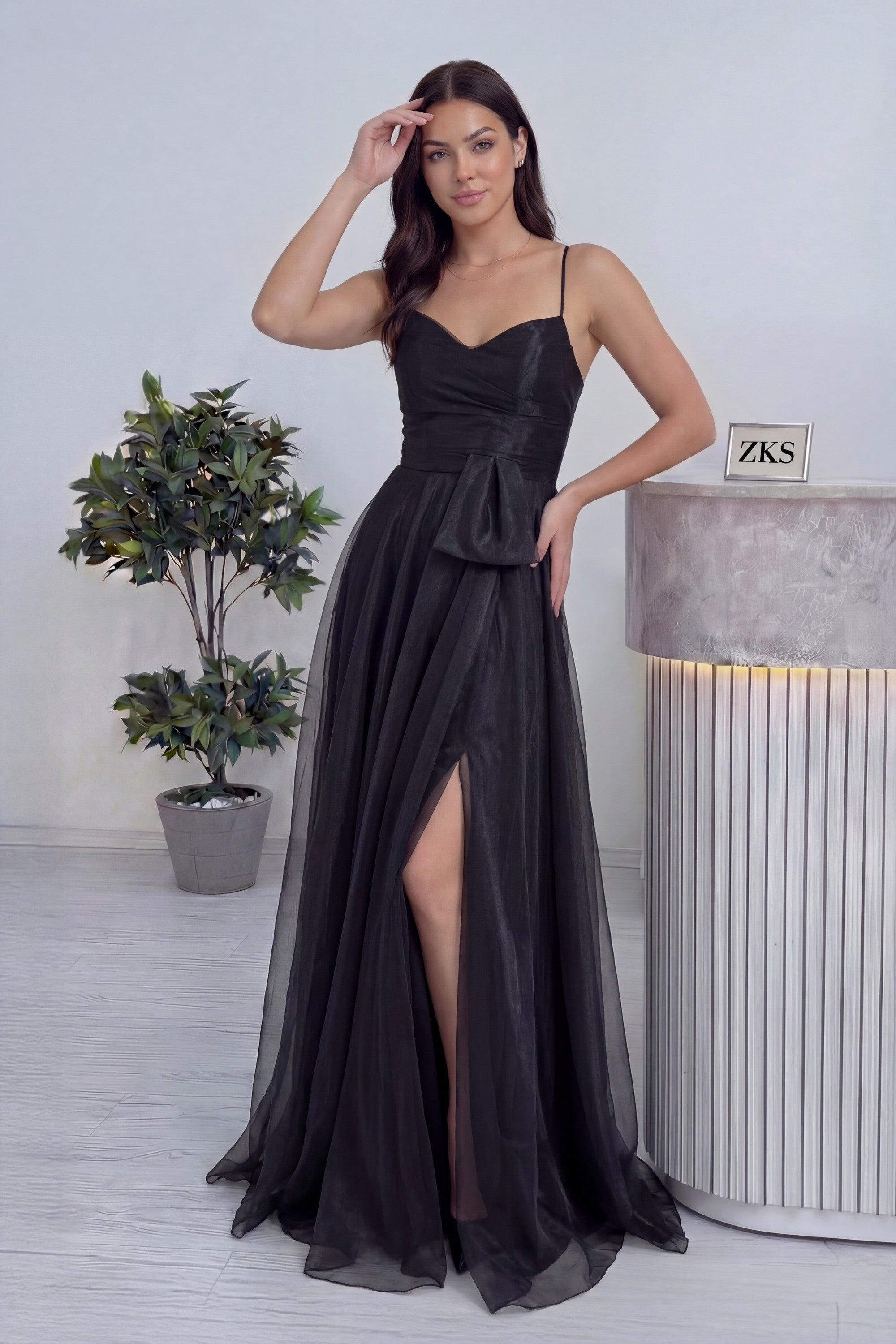 Kadın Siyah Askılı Yırtmaçlı Abiye Elbise