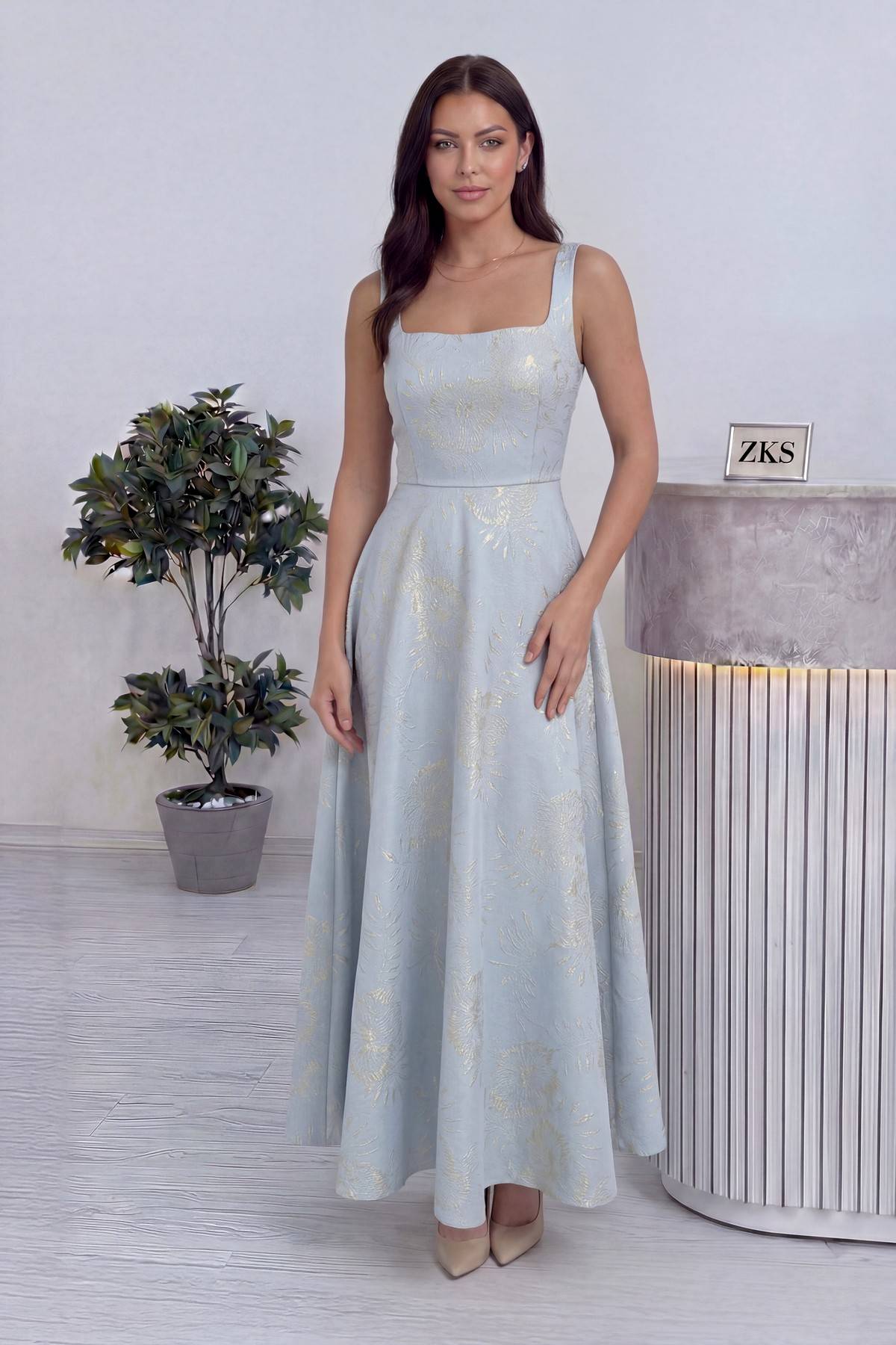 A kesim bilek boyunda kolsuz kare yakalı bebe mavisi çiçek desenli nişan elbisesi jakarlı abiye