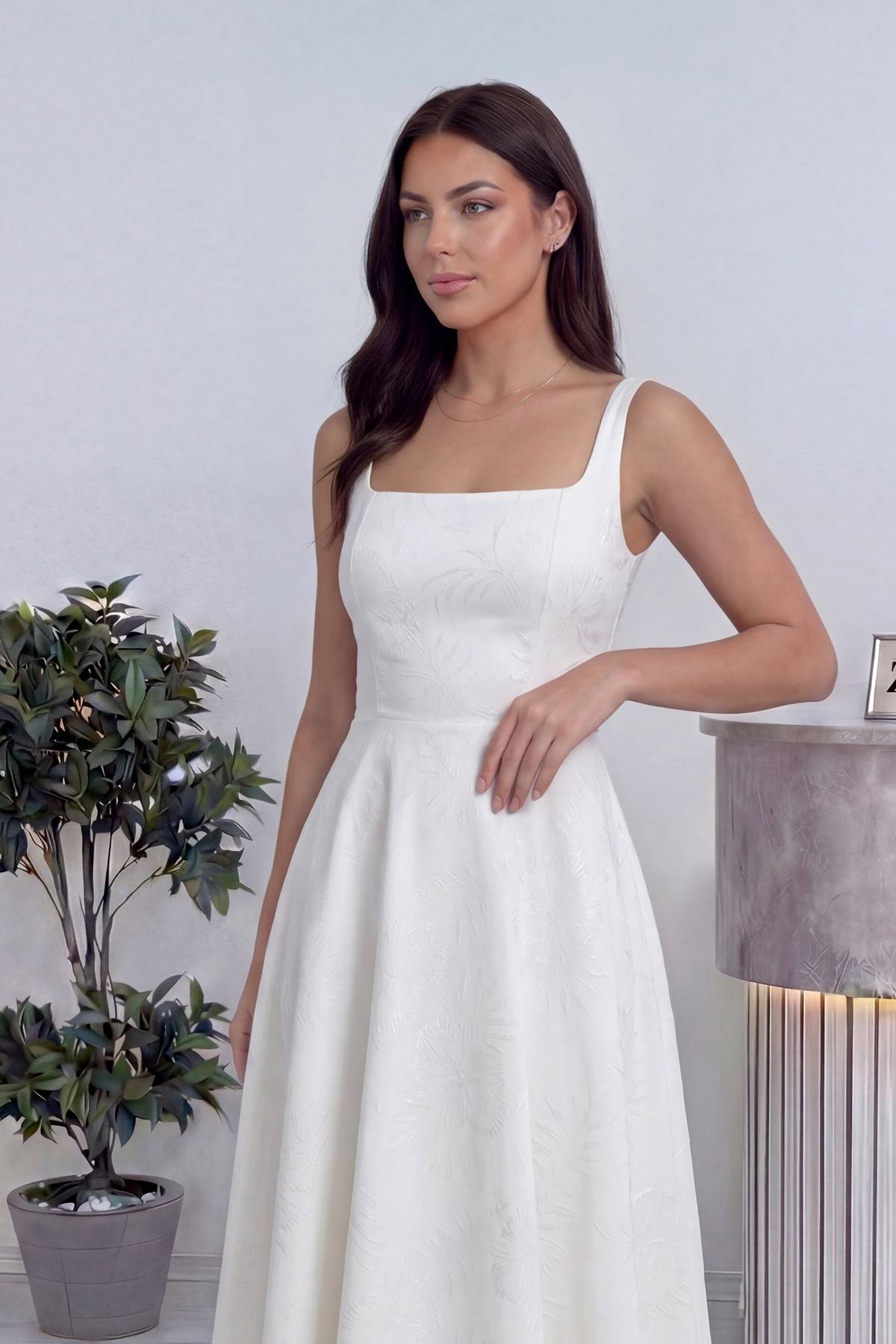 Yakın detay beyaz kare yaka askılı midi boy abiye elbise nikah için
