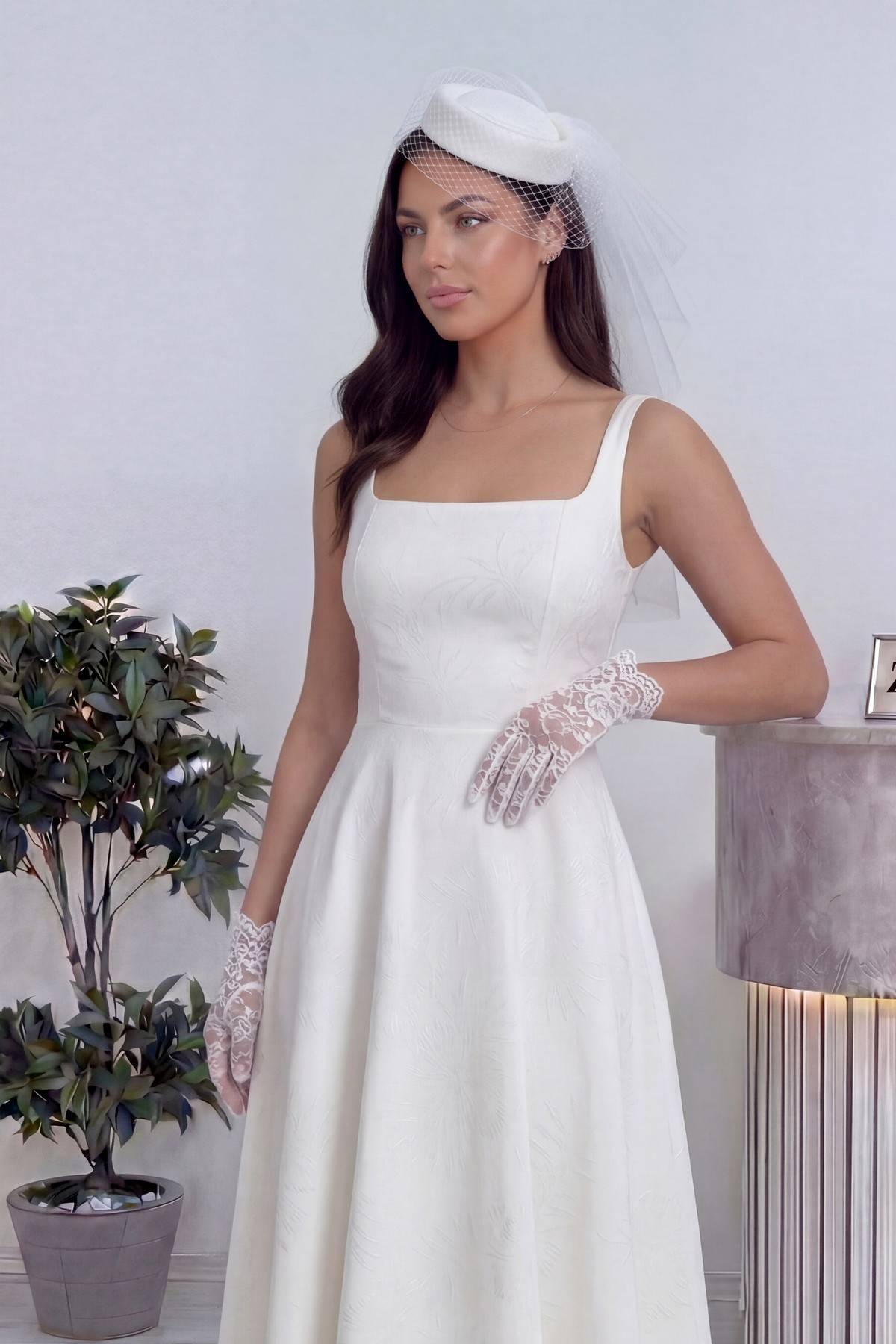 Beyaz askılı midi nikah elbisesi kare yakalı jakar desenli abiye yakın detay