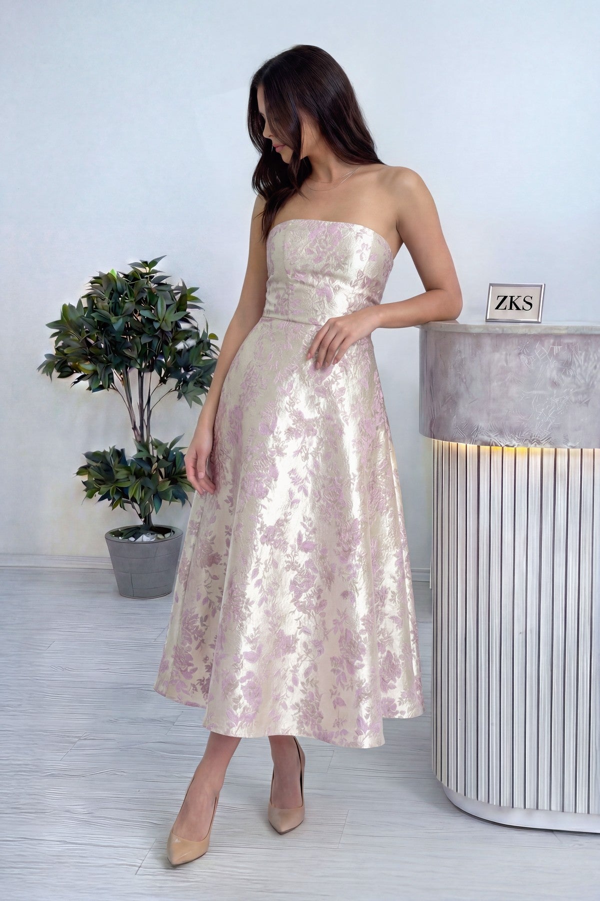 Kadın bej straplez desenli midi boy a kesim abiye elbise 