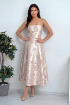 Jakar çiçek desenli bej midi boy straplez kadın davet elbisesi abiye