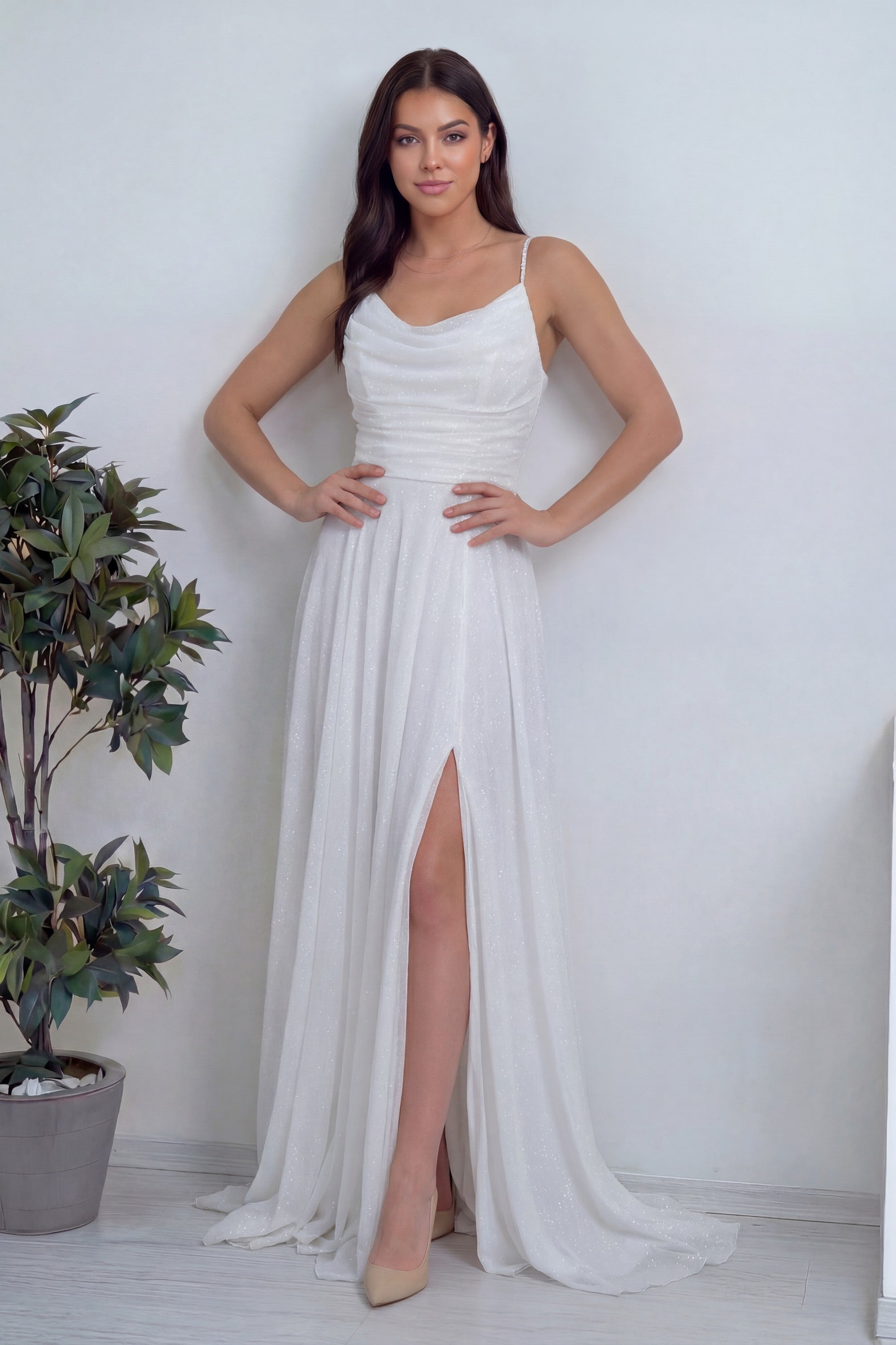 Önden drapeli simli kumaş yırtmaçlı ince askılı söz nişan için abiye