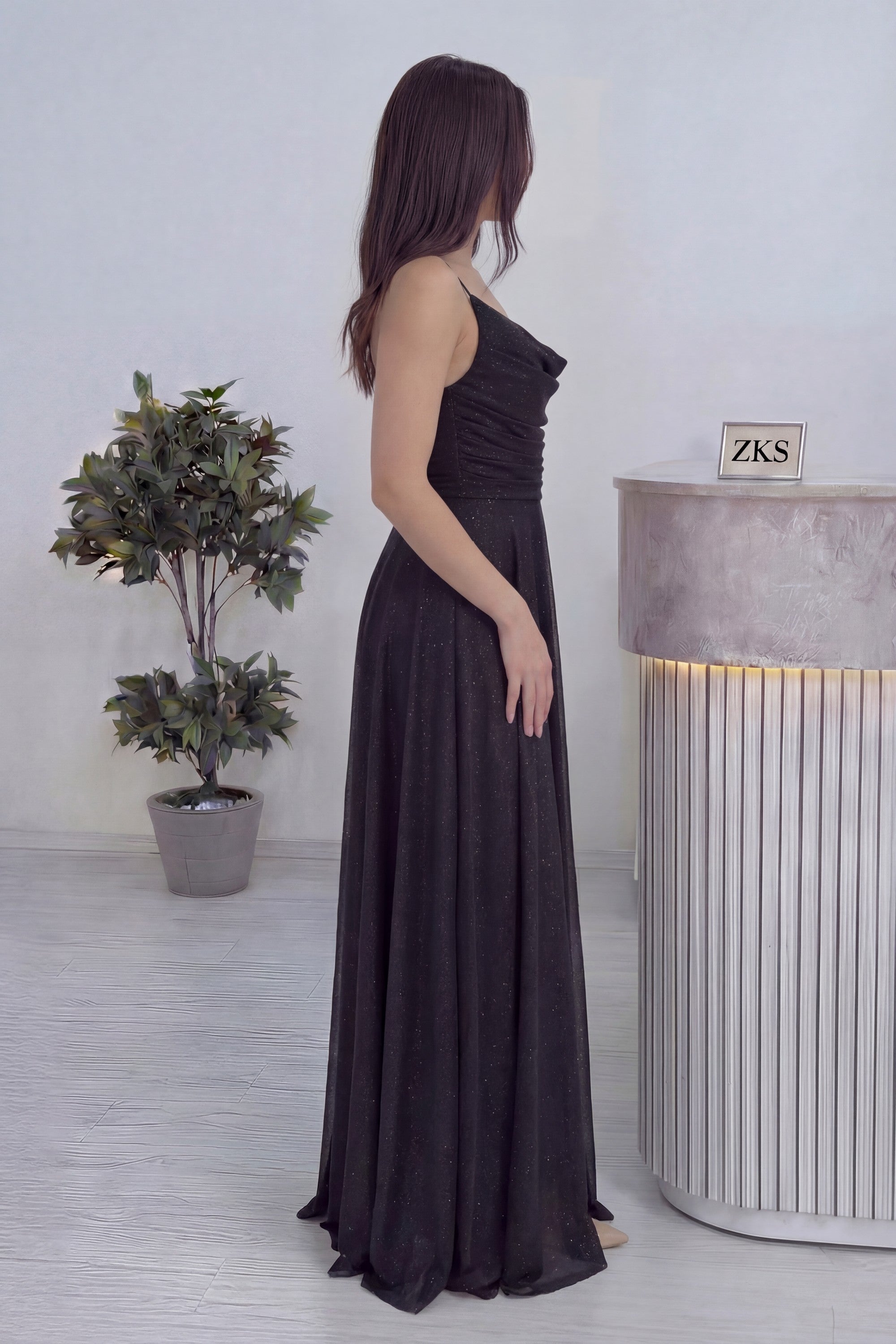 Siyah Askılı Ön Drapeli Yırtmaçlı Simli Abiye Elbise