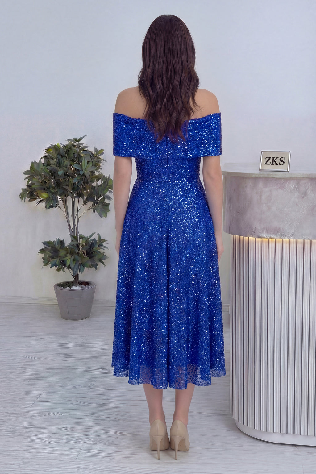 Arka ortadan fermuar kapamalı kayık yaka pullu abiye saks mavisi midi kloş 