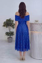 Arka ortadan fermuar kapamalı kayık yaka pullu abiye saks mavisi midi kloş 