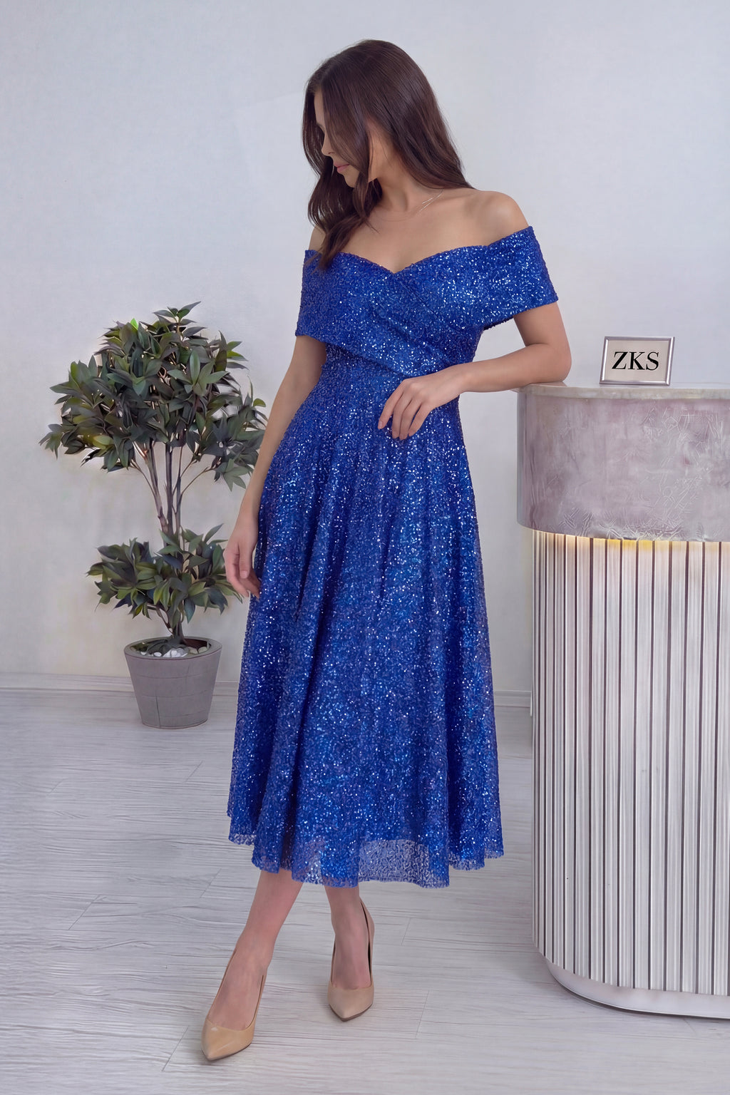 Madonna yaka saks mavisi kloş midi boy pullu abiye elbise kadın