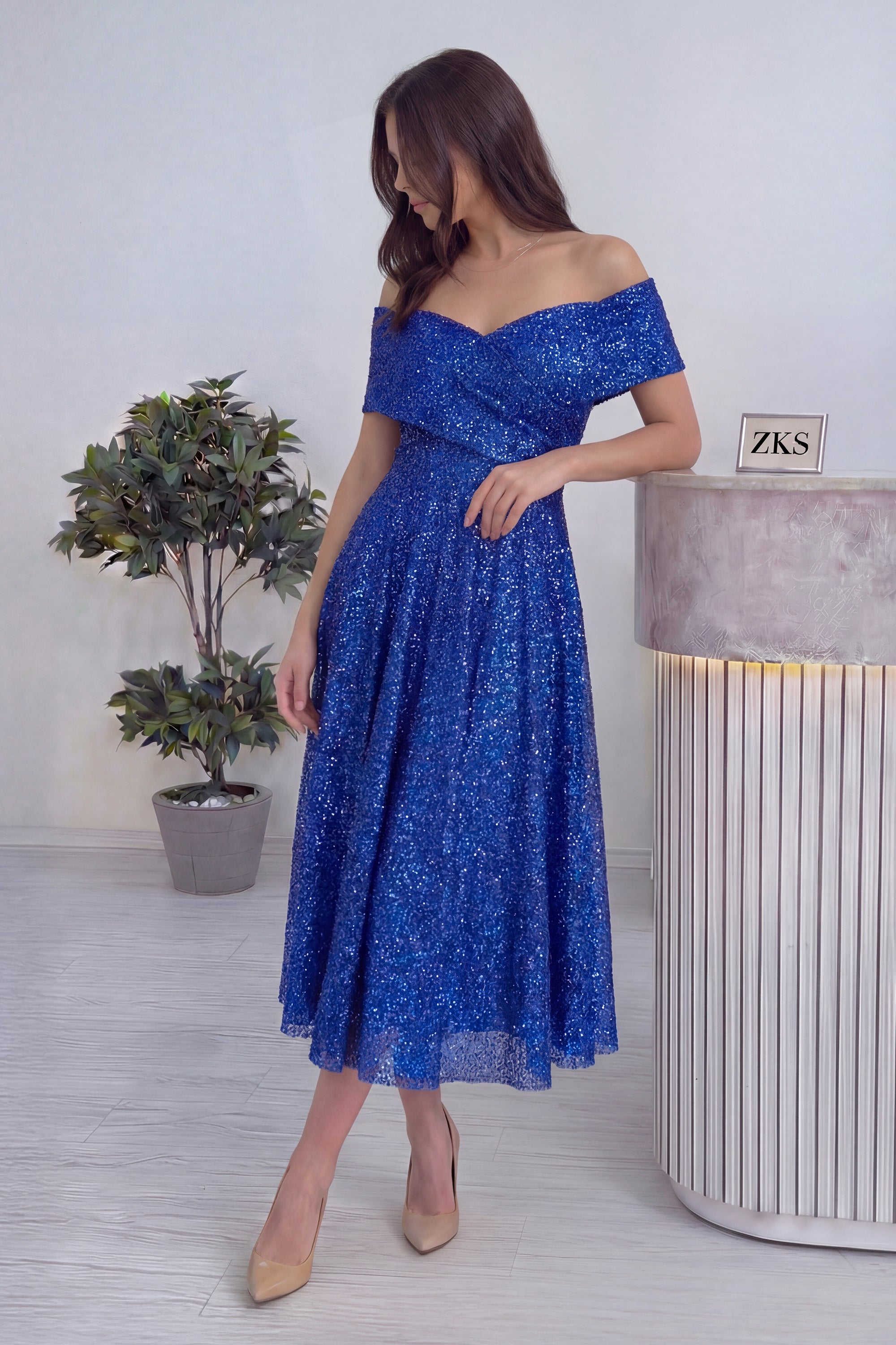 Madonna yaka saks mavisi kloş midi boy pullu abiye elbise kadın