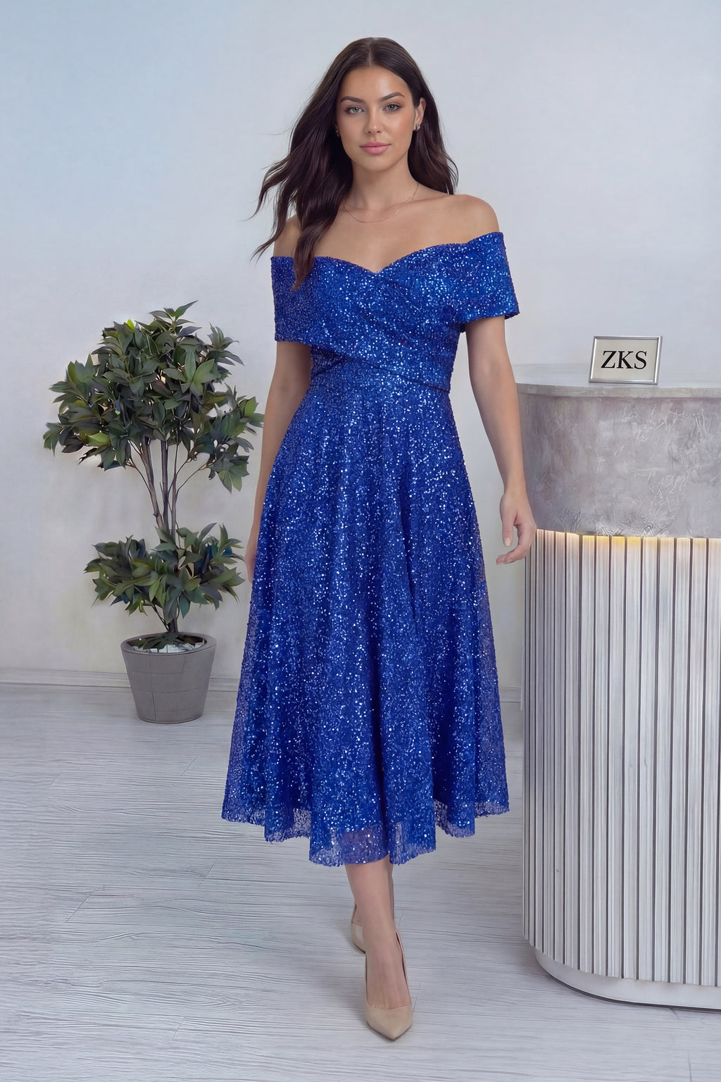 Önden duruş saks madonna yaka kloş midi boy pullu abiye 