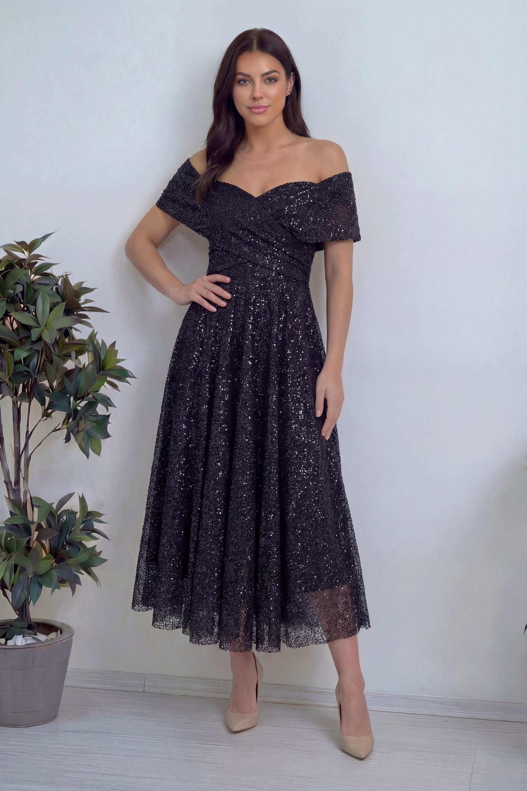 Siyah Düşük Omuz Pullu Midi Boy Abiye Elbise