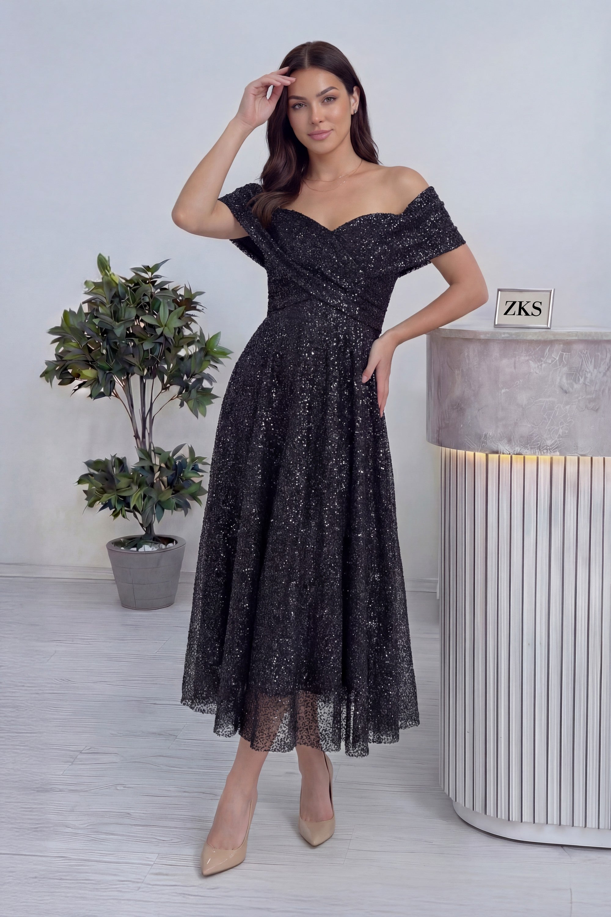 Siyah Düşük Omuz Pullu Midi Boy Abiye Elbise