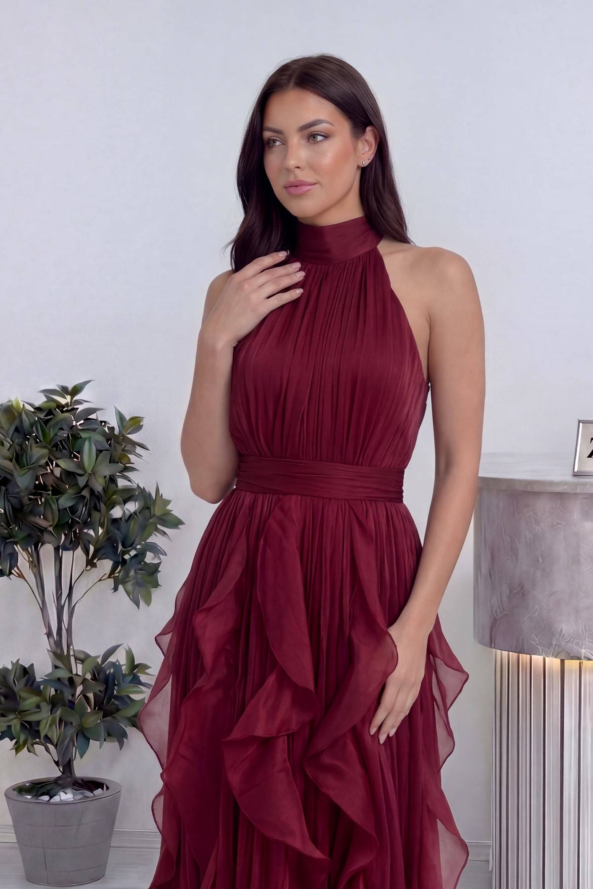 Bordo halter yaka parlak şifon bele oturan kuşak detaylı fırfırlı abiye 
