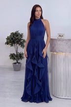 Halter yakalı parlak şifon kolsuz kuşaklı A kesim uzun volanlı büzgülü abiye petrol mavi