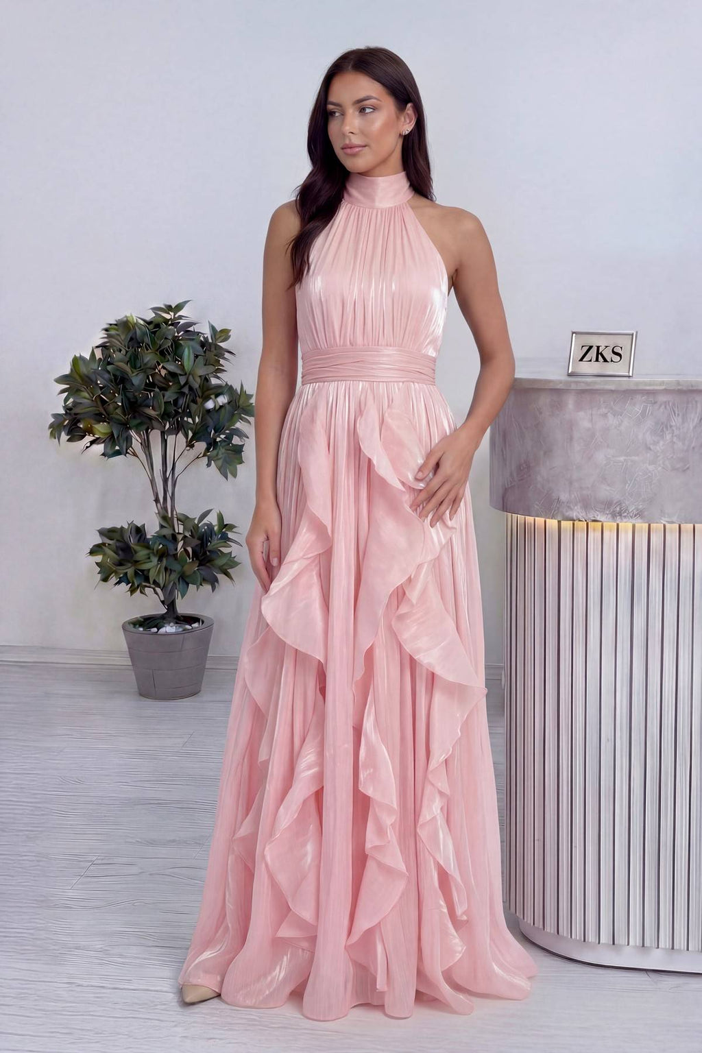 Halter yakalı büzgülü eteği volanlı A kesim uzun pudra abiye mezuniyet elbisesi